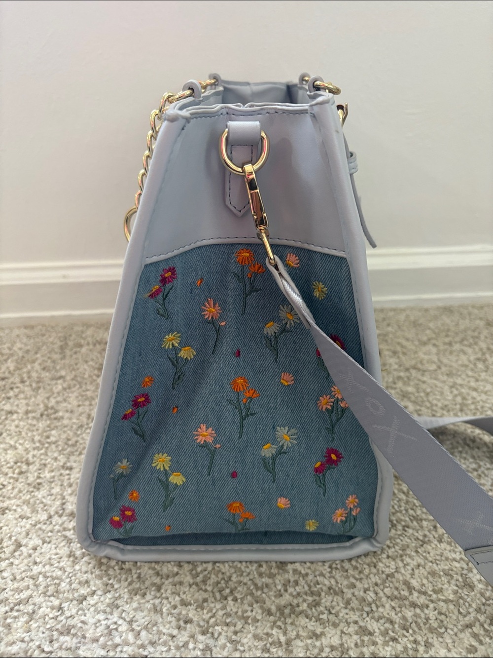 Betsey Johnson Light Blue Floral Shoulder Bag with Pastel Hot Air Balloon Charm - Picture 5 of 8